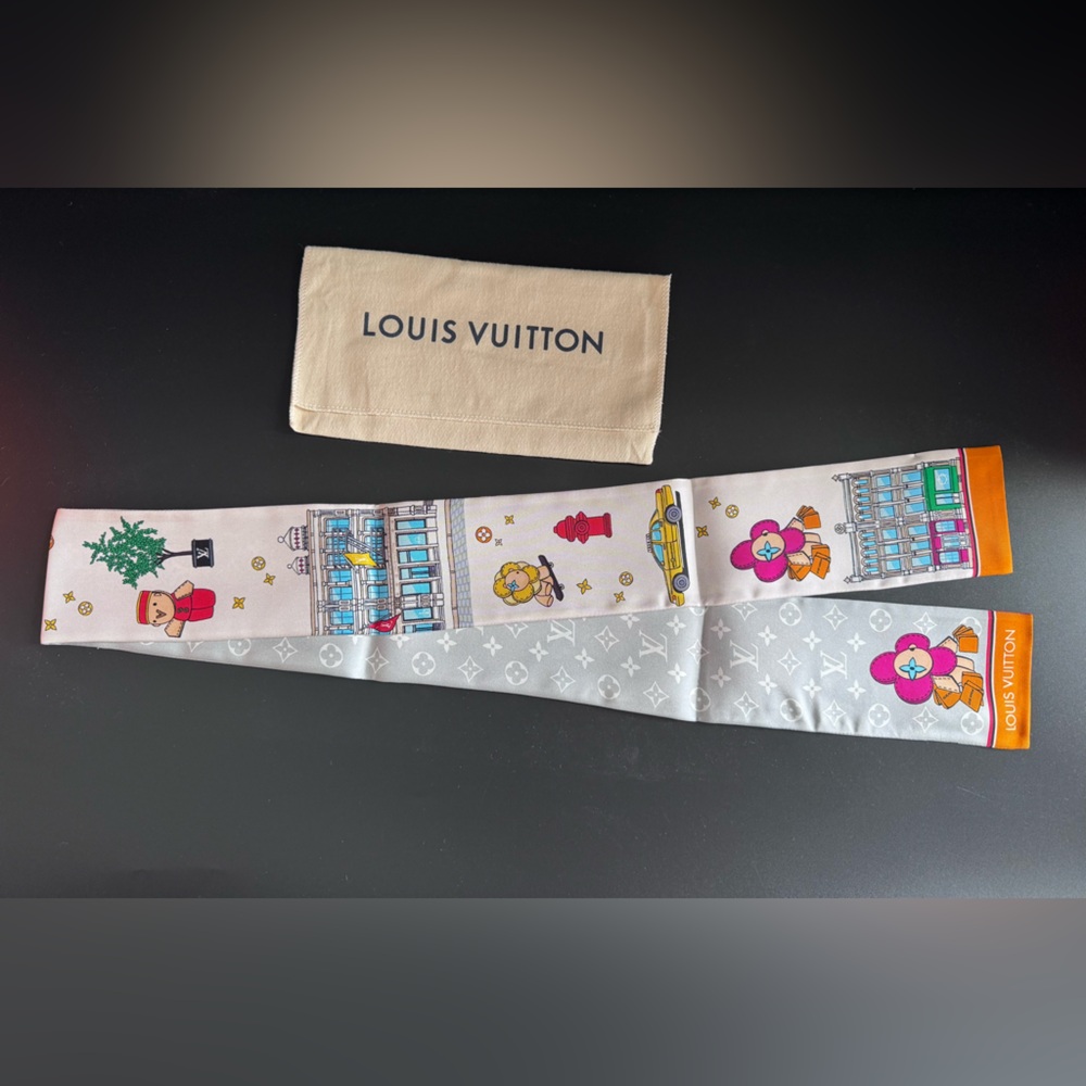 Brand NEW Louis Vuitton Silk Monogram Bandeau Vivienne Scarf, M77931